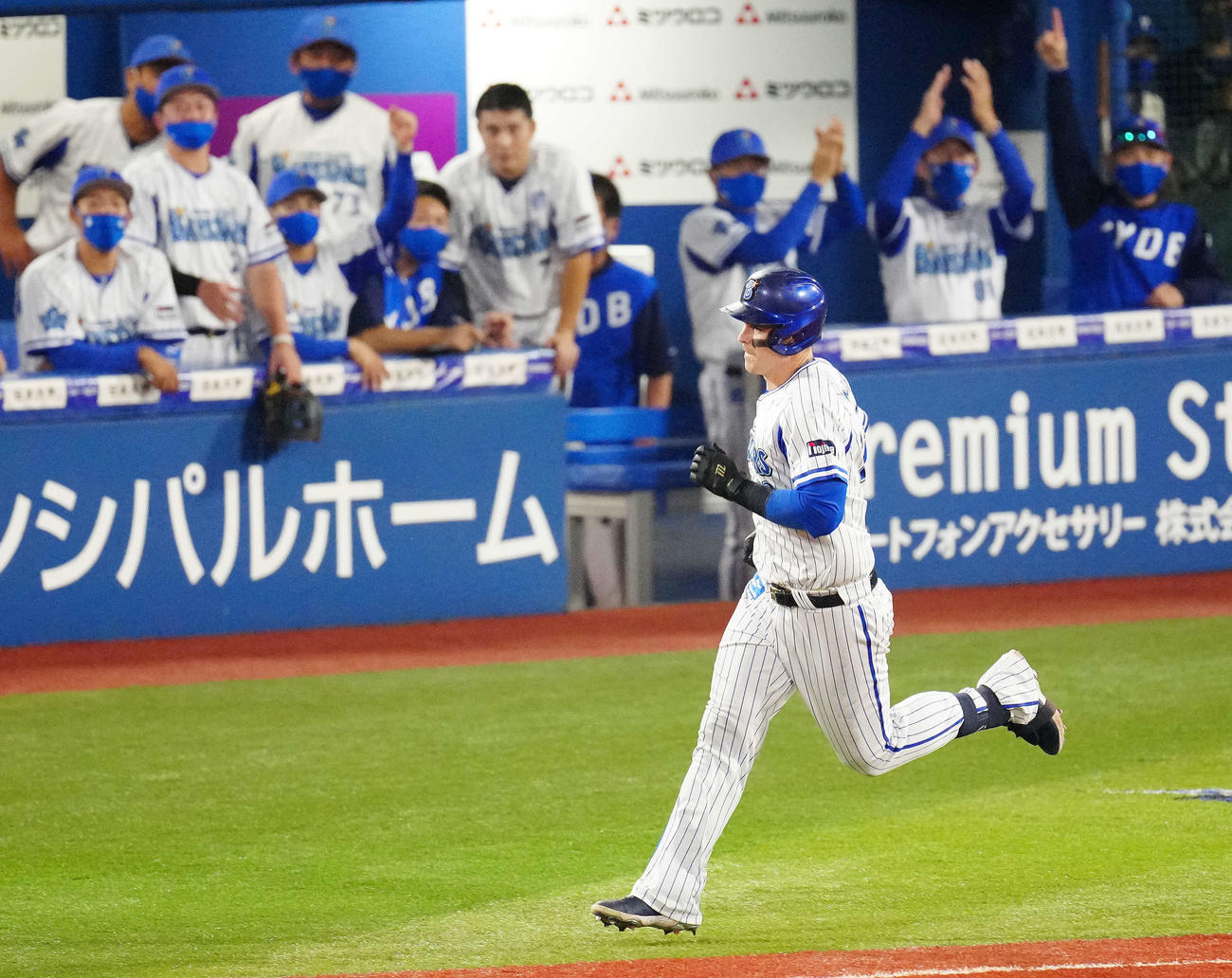 DeNA対阪神　3回裏DeNA2死三塁、中越え2点本塁打を放つオースティン。右から2人目は拍手する三浦監督（撮影・江口和貴）