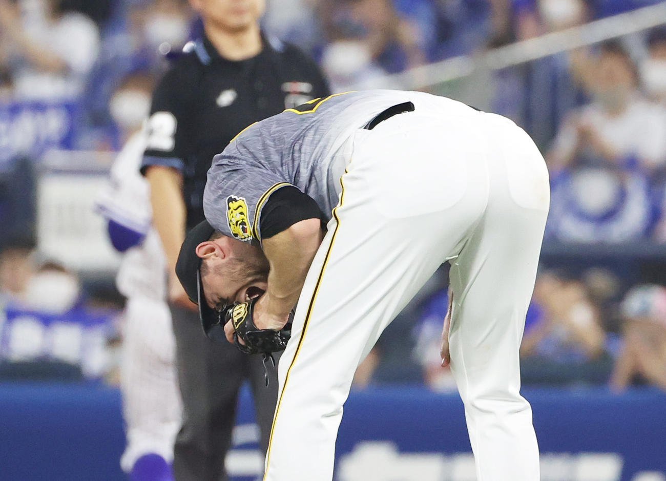 DeNA対阪神　4回裏DeNA2死一塁、今永の打球を後逸してしまい声を上げ悔しがる阪神ガンケル（撮影・清水貴仁）