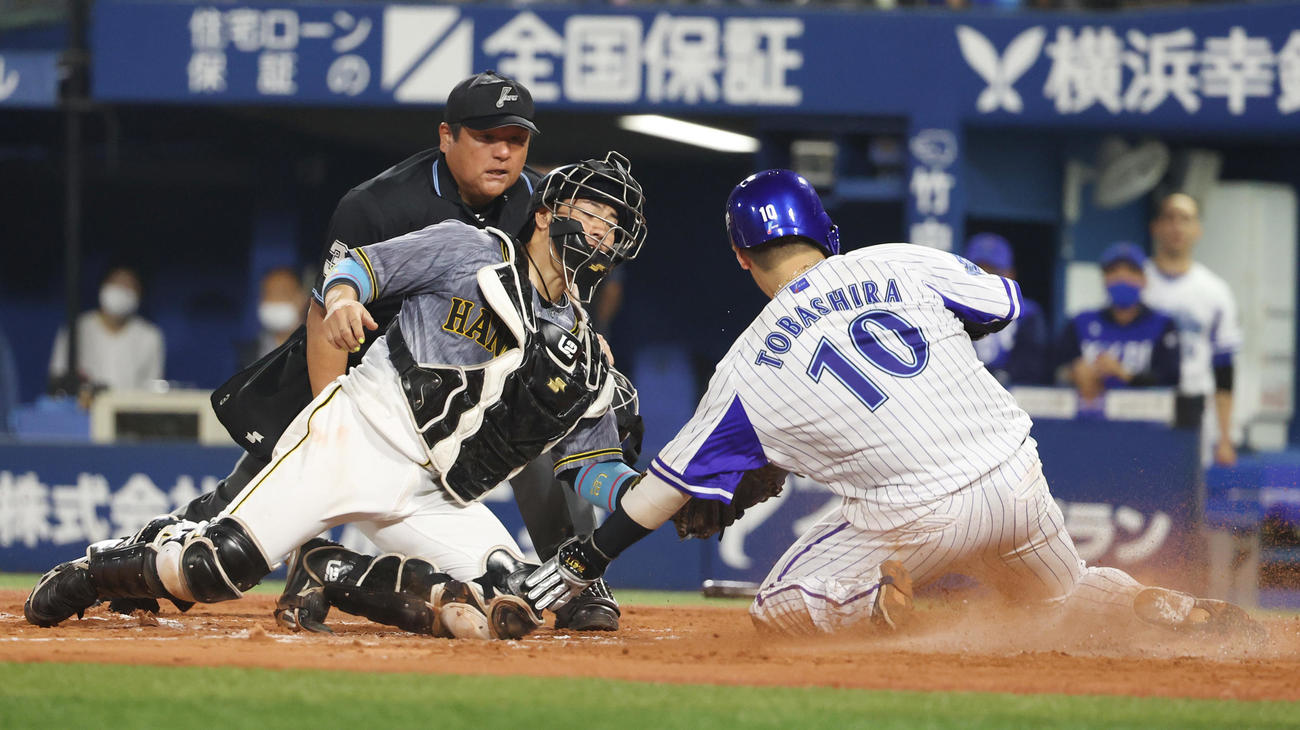 DeNA対阪神　6回裏DeNA2死満塁、桑原の左前適時打で左翼手サンズが本塁送球で二塁走者戸柱をアウトにする、捕手梅野（撮影・清水貴仁）