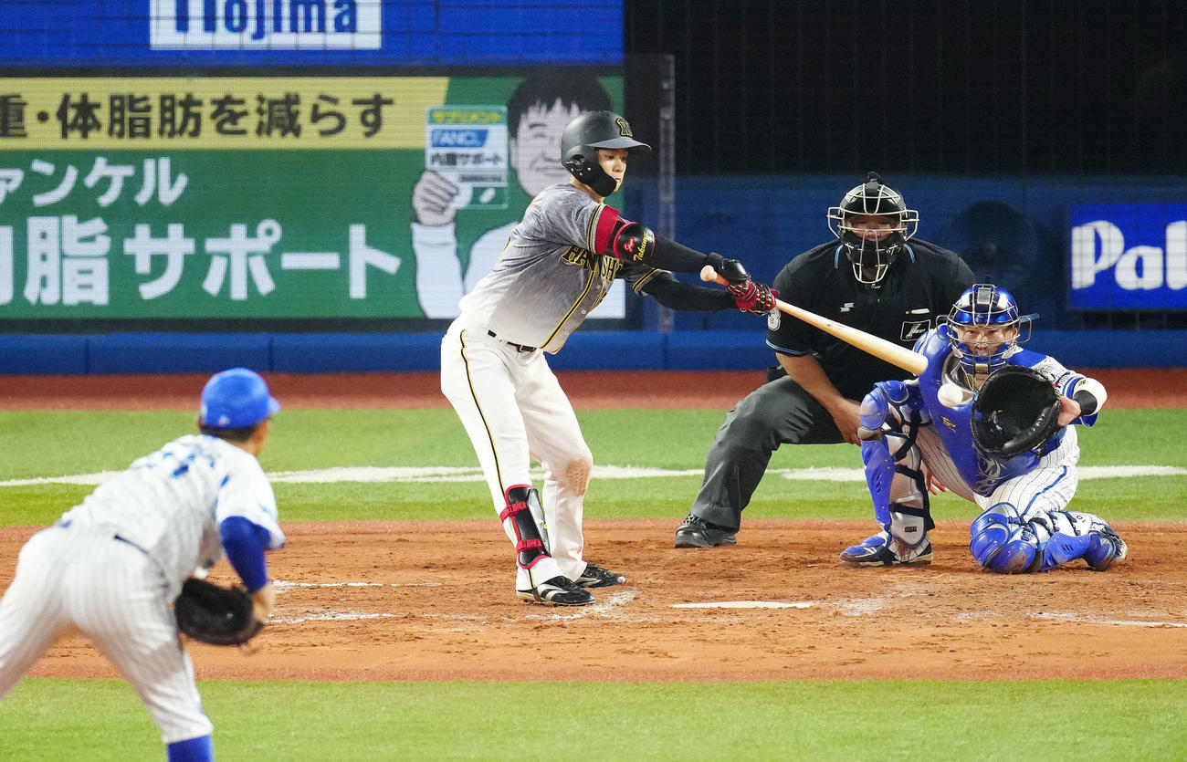 DeNA対阪神　8回表阪神1死、空振り三振に倒れる中野。投手今永（撮影・江口和貴）