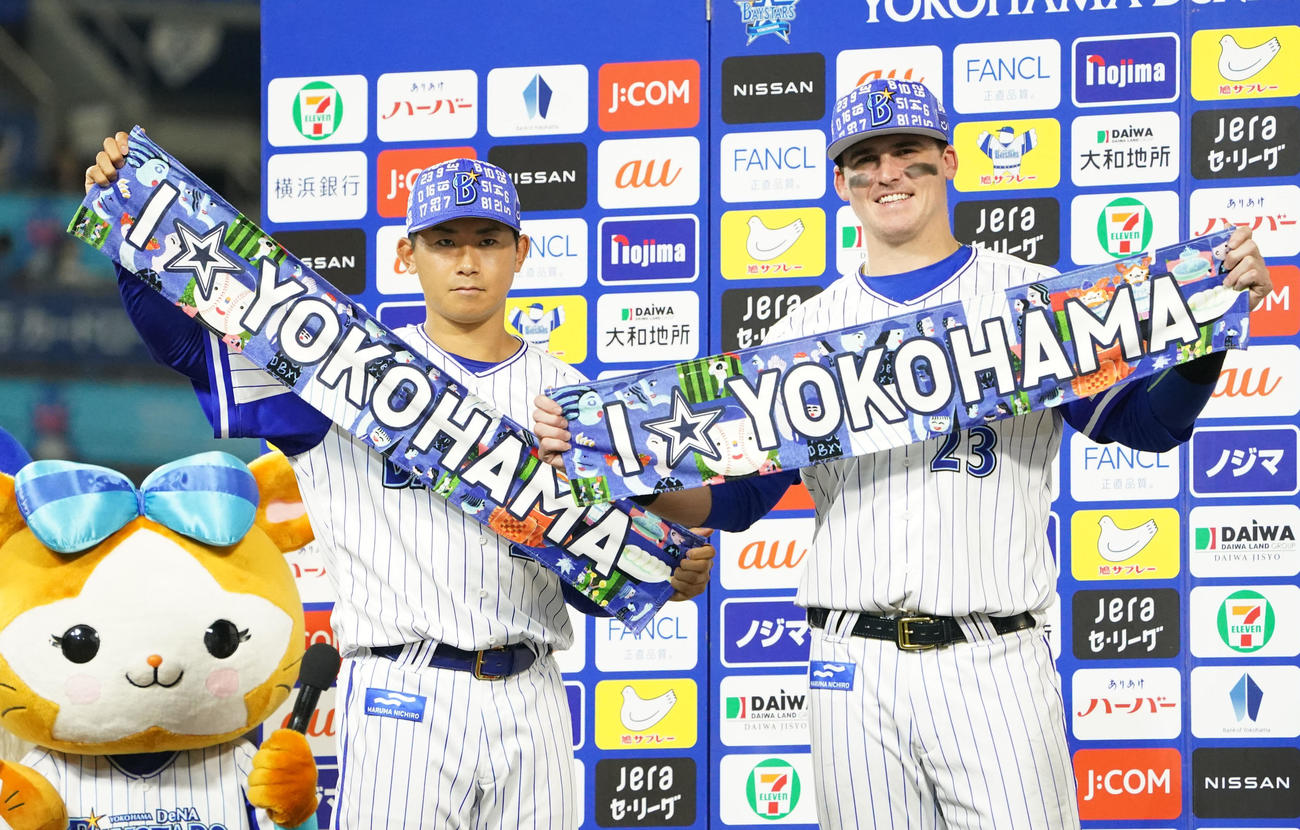 DeNA対阪神　タオルを掲げるDeNA今永（左）とオースティン（撮影・横山健太）