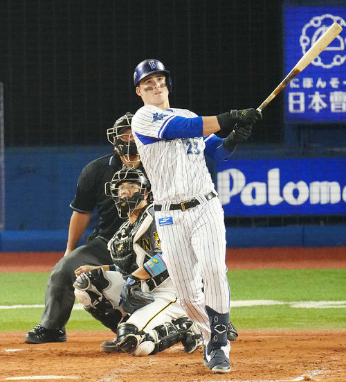 DeNA対阪神 3回裏DeNA2死三塁、中越え2点本塁打を放つオースティン(撮影・江口和貴)