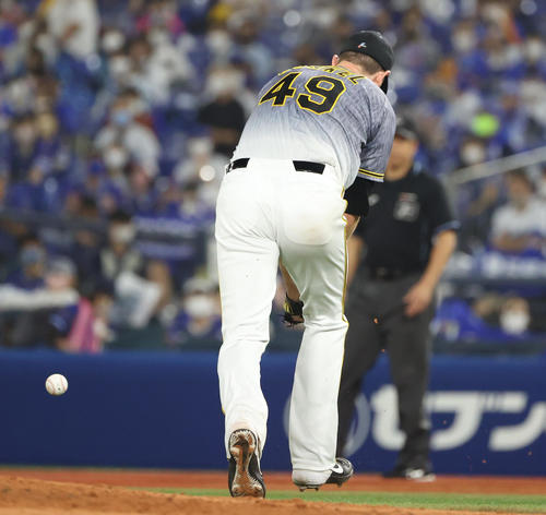 DeNA対阪神 4回裏DeNA2死一塁、今永の打球を後逸する阪神ガンケル(撮影・清水貴仁)