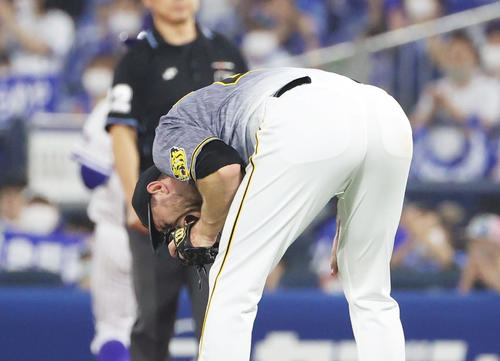 DeNA対阪神 4回裏DeNA2死一塁、今永の打球を後逸してしまい声を上げ悔しがる阪神ガンケル(撮影・清水貴仁)
