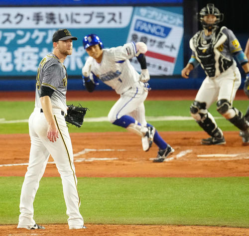 DeNA対阪神 6回裏DeNA2死満塁、桑原(後方左)に適時打を浴びるガンケル(撮影・江口和貴)