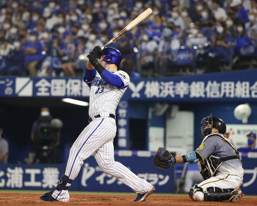 DeNA対阪神 7回裏DeNA無死一、二塁、中越え3点本塁打を放つオースティン(撮影・清水貴仁)