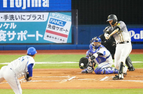 DeNA対阪神 6回表阪神1死、空振り三振に倒れる大山。投手今永(撮影・江口和貴)