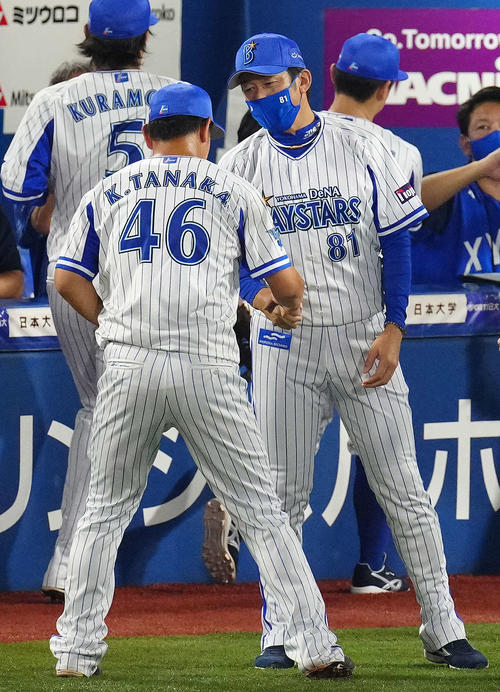 DeNA対阪神 最後を締めたDeNA3番手の田中健(左)と握手をかわす三浦監督(撮影・江口和貴)