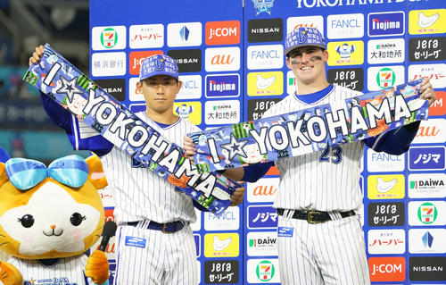 DeNA対阪神 タオルを掲げるDeNA今永(左)とオースティン(撮影・横山健太)