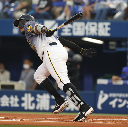 DeNA対阪神 1回表阪神2死三塁、遊撃への先制適時内野安打を放つマルテ(撮影・清水貴仁)
