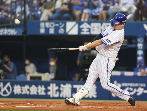 DeNA対阪神 1回裏DeNA1死一塁、右越え2点本塁打を放つ佐野(撮影・清水貴仁)