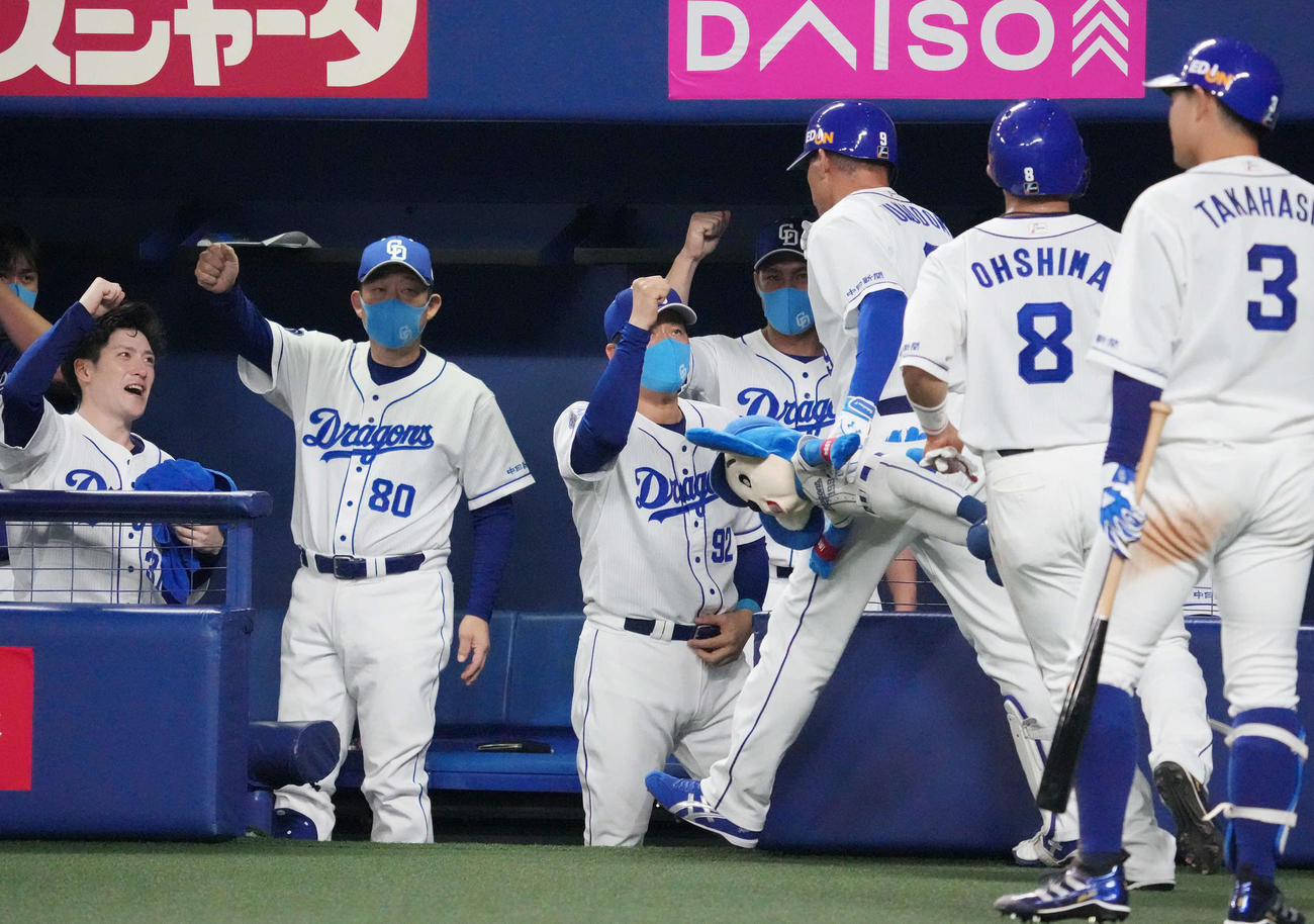 中日対ヤクルト　7回裏中日2死一塁、与田監督（中央）は右中間に同点2点本塁打を放った福留を迎える（撮影・森本幸一）