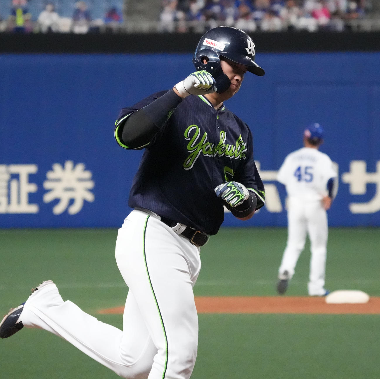 中日対ヤクルト　1回表ヤクルト1死一、二塁、左越え3点本塁打を放った村上（撮影・森本幸一）