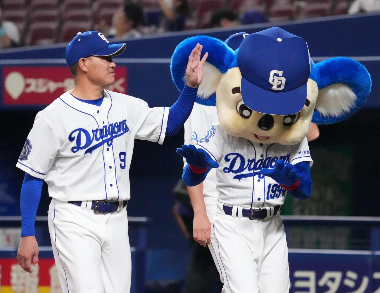 中日対ヤクルト　観客に手を振る福留（左）とドアラ（撮影・森本幸一）