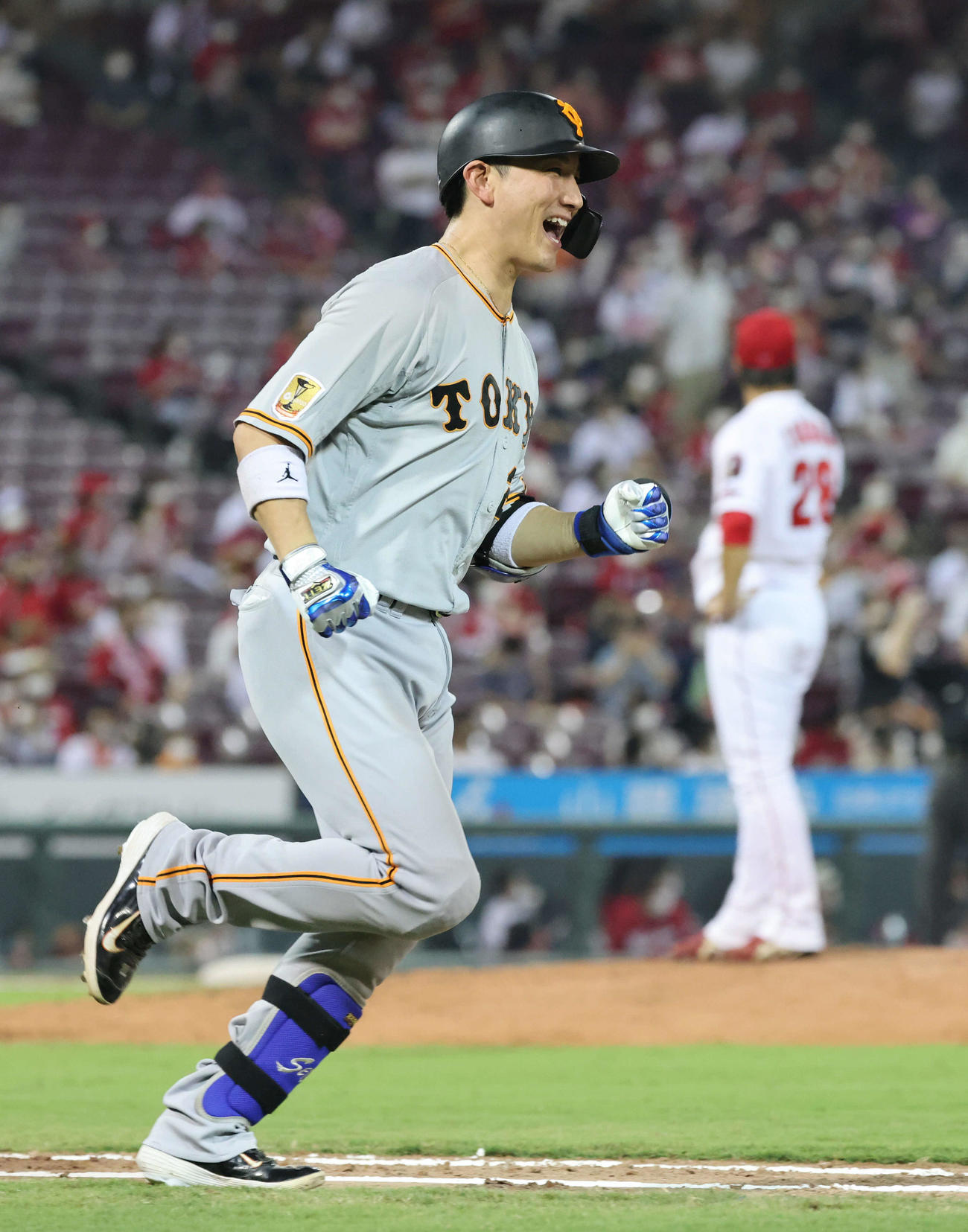広島対巨人　7回表巨人2死、小林は左越え勝ち越し本塁打を放つ。右は床田（撮影・加藤孝規）