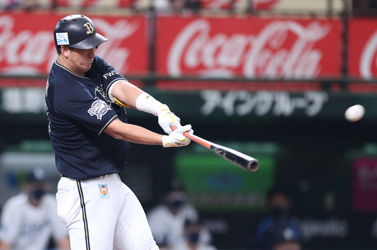 西武対オリックス　4回表オリックス無死、左越え本塁打を放つ杉本（撮影・河野匠）