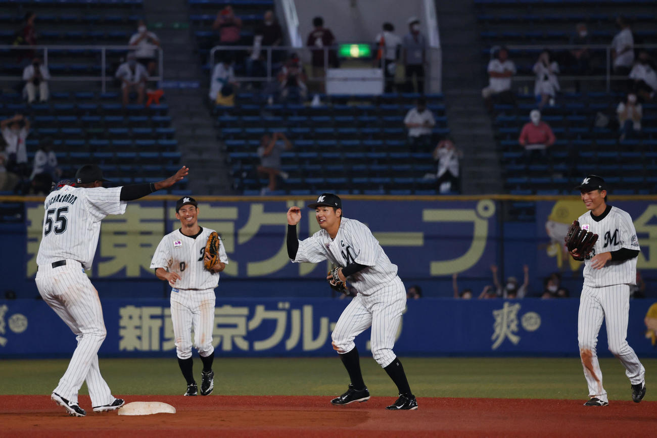 ロッテ対楽天　楽天に3連勝したロッテ中村奨（中央）はカメラマンに扮（ふん）し踊るエチェバリア（左）を撮影する（撮影・垰建太）