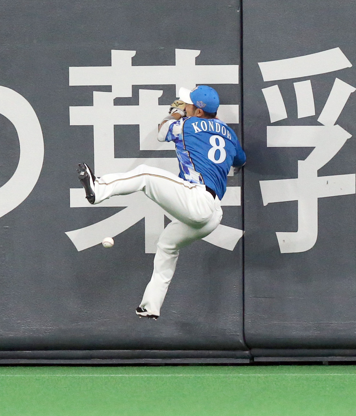 11日の日本ハム対ソフトバンク　3回表ソフトバンク1死三塁、柳田の打球を追いフェンスに激突する日本ハム近藤（撮影・佐藤翔太）