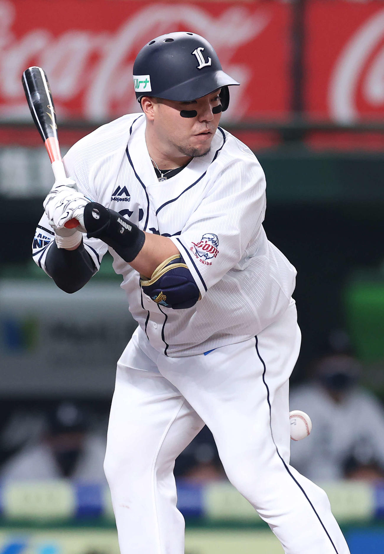 西武対オリックス　2回裏西武無死二塁、死球を受ける山川（撮影・河野匠）