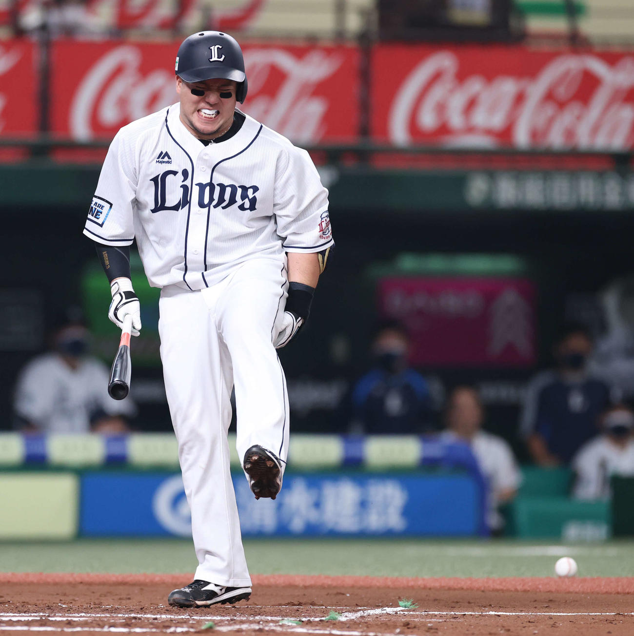 西武対オリックス　2回裏西武無死二塁、死球を受け痛がる山川（撮影・河野匠）