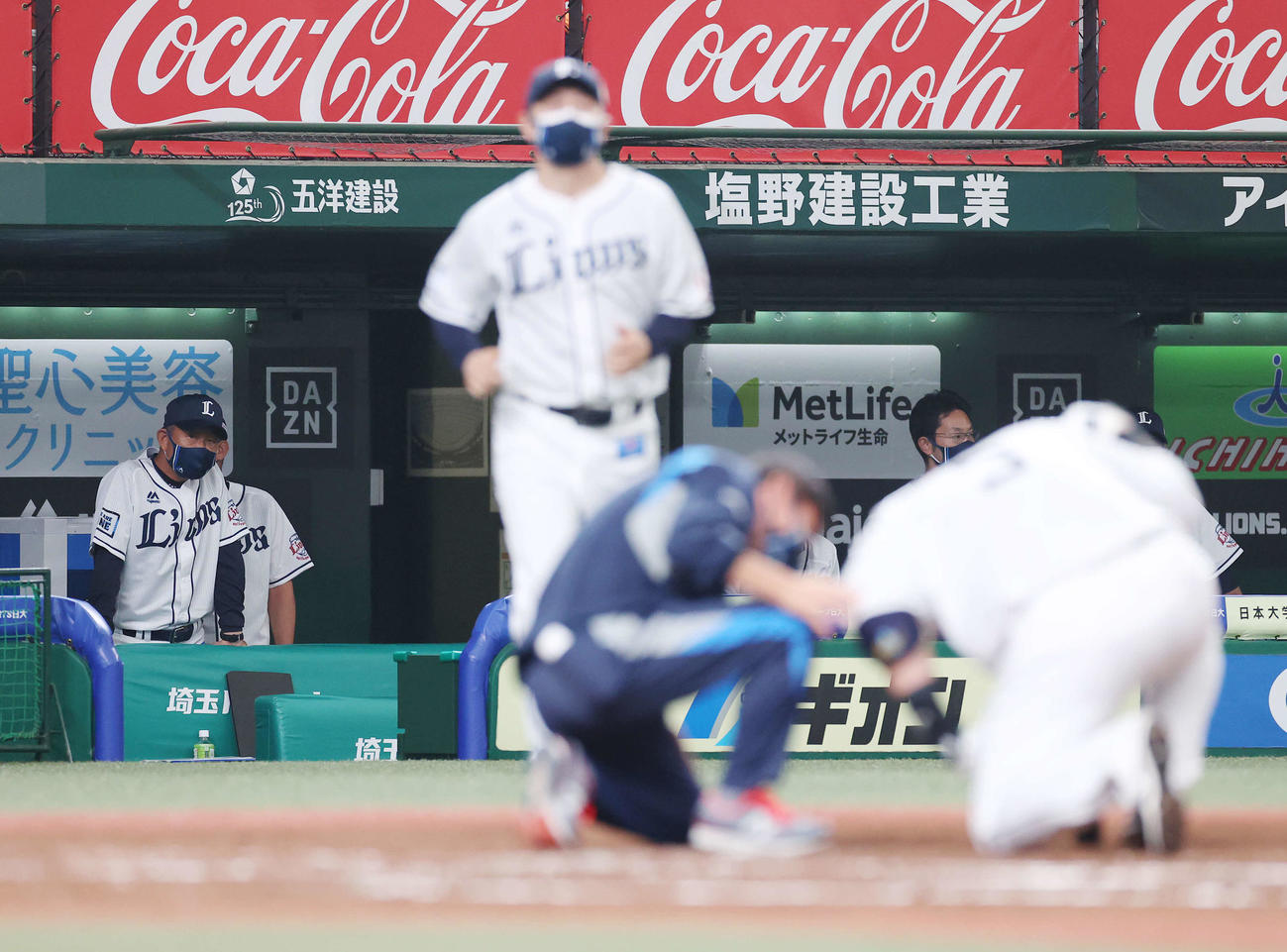 西武対オリックス　2回裏西武無死二塁、死球を受けた山川（右手前）を心配そうに見つめる辻監督（左後方）（撮影・河野匠）