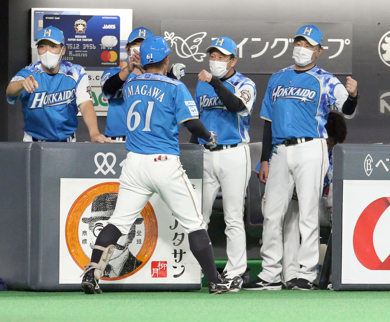 日本ハム対ソフトバンク　2回日本ハム1死二塁、プロ初安打で初本塁打を放った今川を出迎える栗山監督（右から2人目）（撮影・佐藤翔太）
