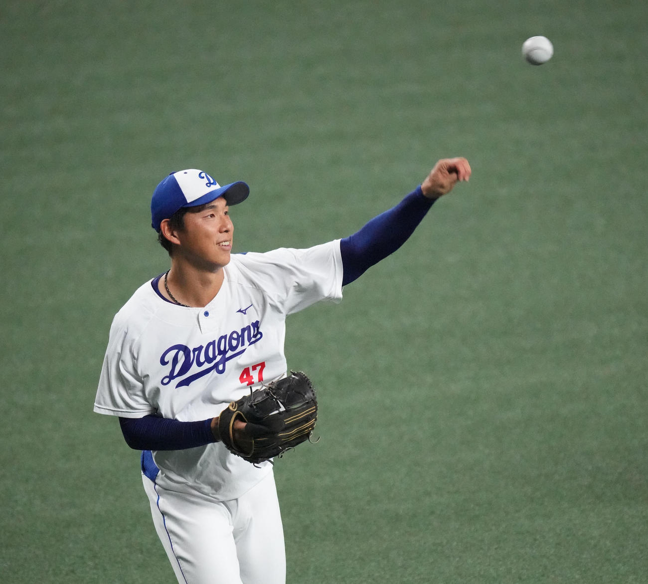 中日対ヤクルト　試合前練習、1軍に合流しキャッチボールをする笠原（撮影・森本幸一）