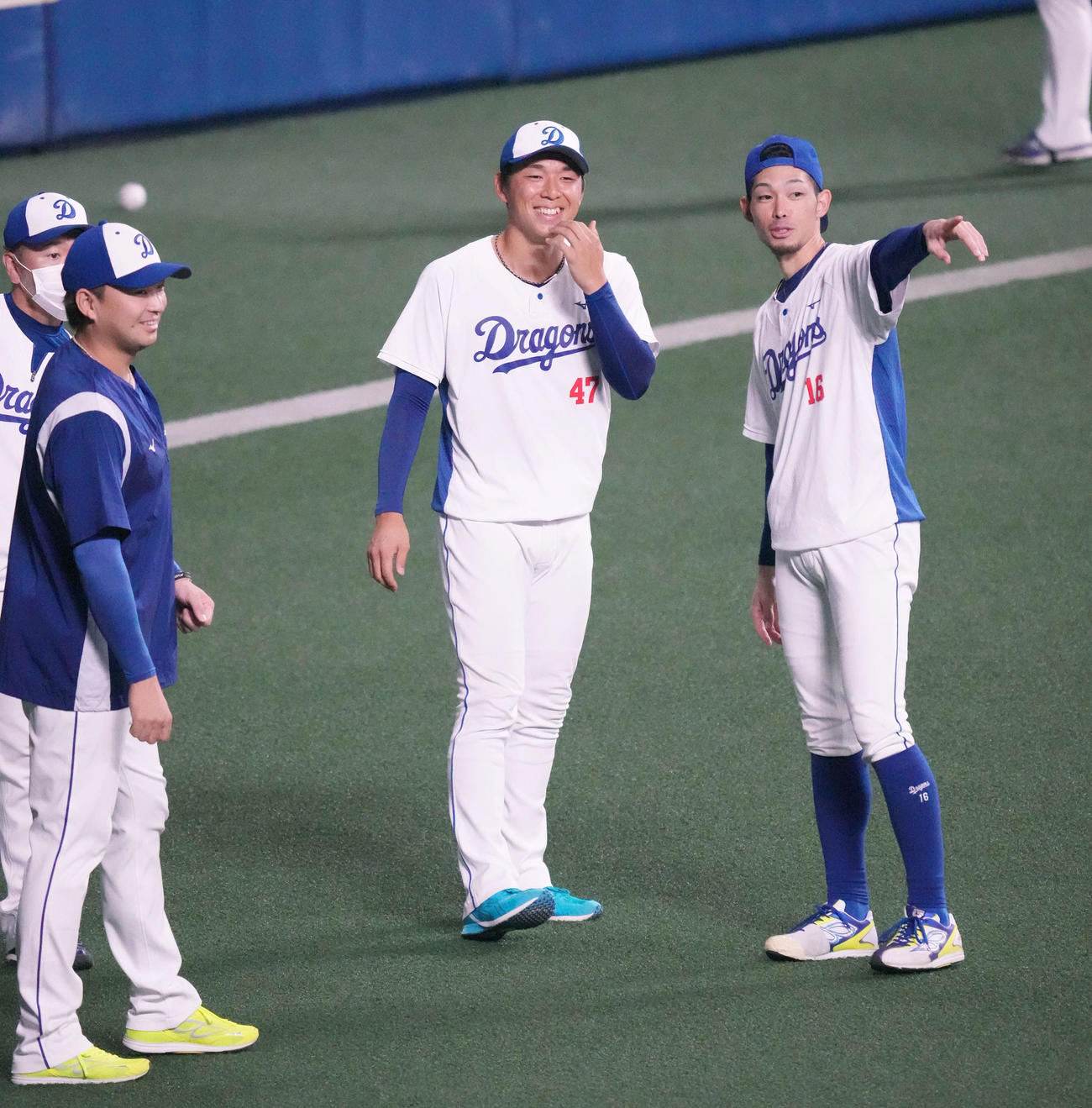 中日対ヤクルト　試合前練習、1軍に合流し又吉（右）らと言葉を交わす笠原（中央）（撮影・森本幸一）