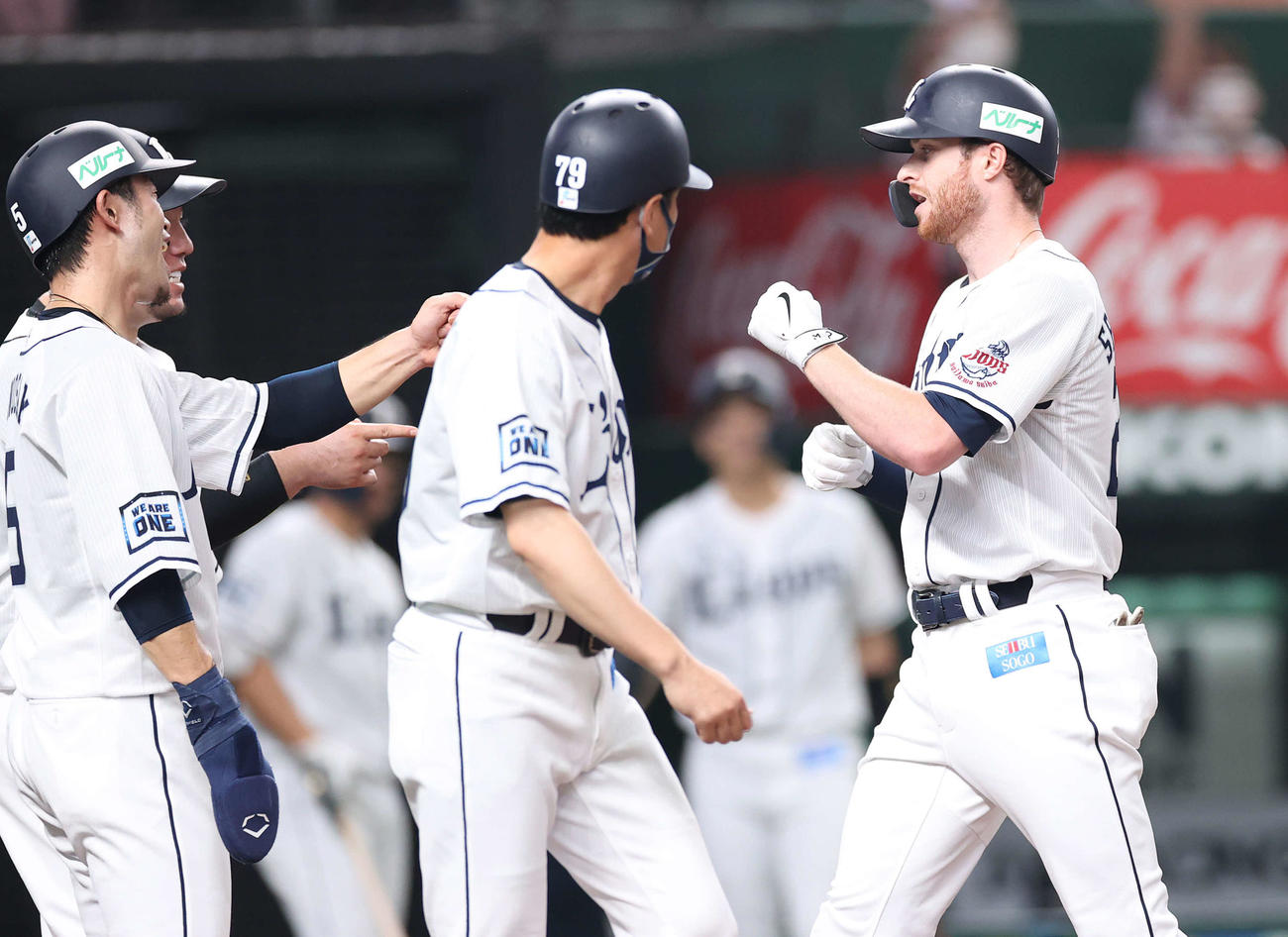 西武対オリックス　2回裏西武1死二、三塁、先制の中越え3点本塁打を放ち生還するスパンジェンバーグ（右）（撮影・河野匠）