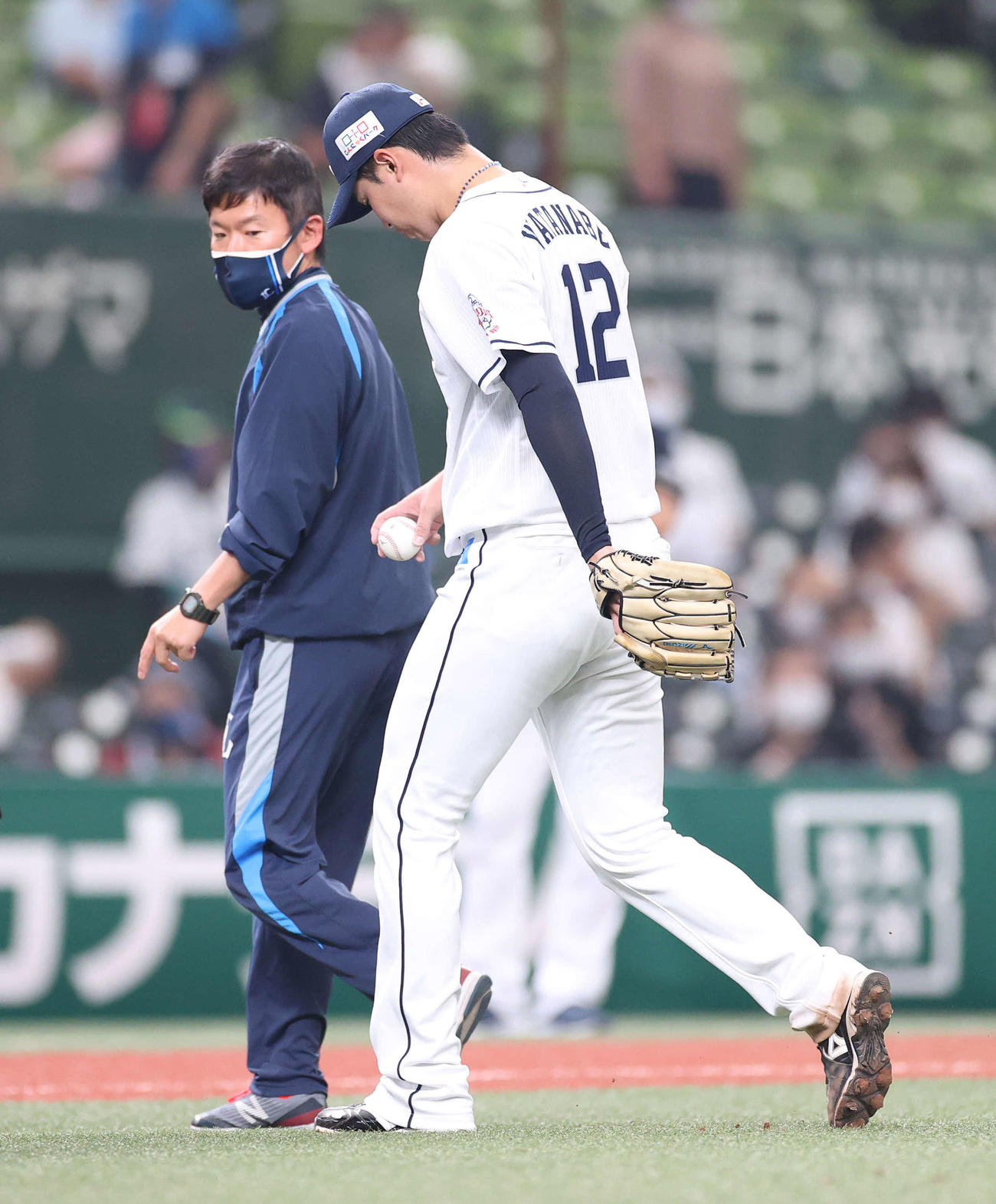 西武対オリックス　4回表の投球練習中にベンチに戻る渡辺（撮影・河野匠）