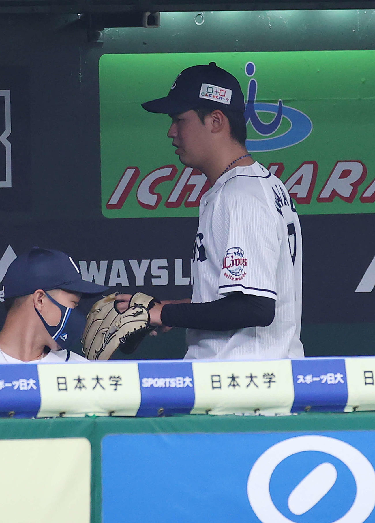 西武対オリックス　4回表の投球練習中にベンチに戻る渡辺（撮影・河野匠）