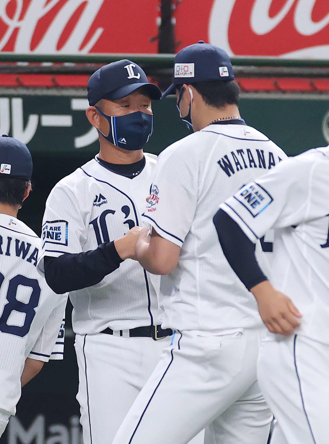 西武対オリックス　オリックスに勝利し、渡辺（右）を迎える辻監督（撮影・河野匠）