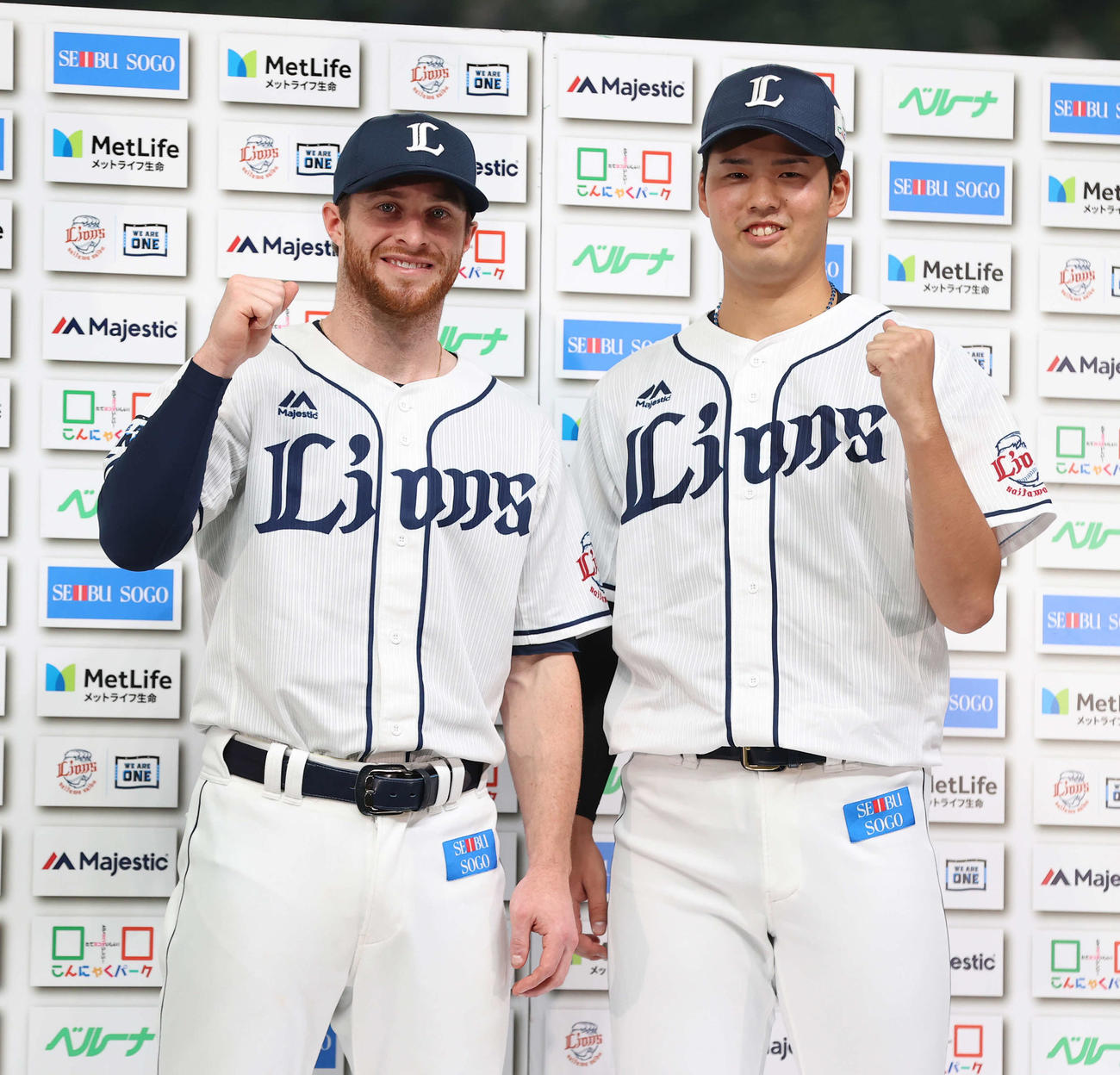 西武対オリックス　試合後、笑顔で記念撮影する西武渡辺（右）とスパンジェンバーグ（撮影・河野匠）