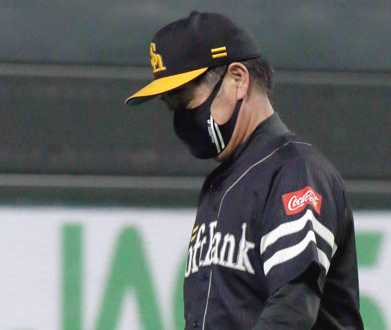 日本ハム対ソフトバンク　選手交代を告げベンチに戻るソフトバンク工藤監督（撮影・佐藤翔太）