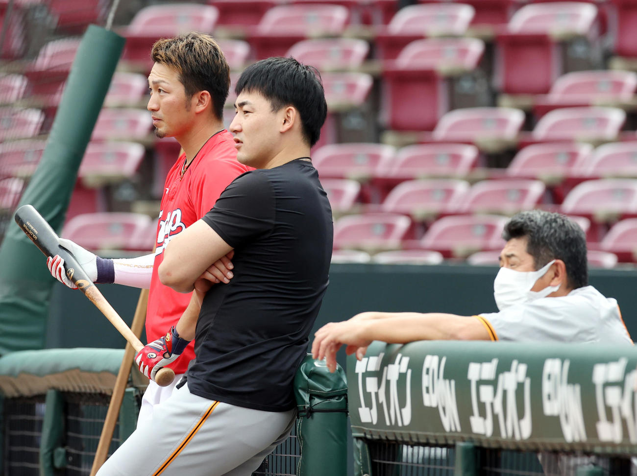 広島対巨人　試合前に談笑する、左から鈴木、丸、石井野手総合コーチ（撮影・狩俣裕三）