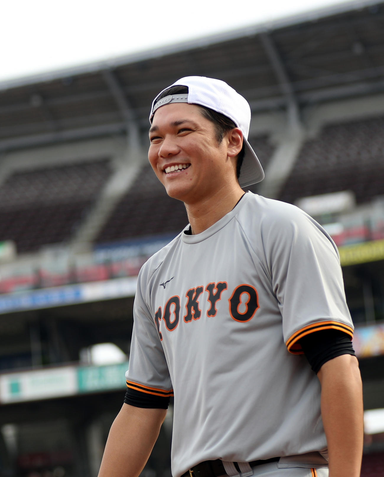 広島対巨人　試合前、笑顔を見せる坂本（撮影・狩俣裕三）