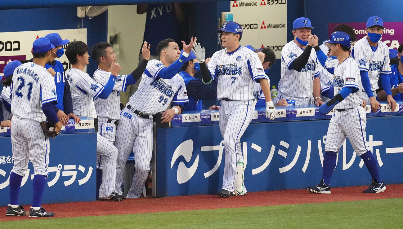 DeNA対阪神　1回裏DeNA1死一塁、逆転2点本塁打を放ちナインとタッチをかわす佐野（中央）（撮影・江口和貴）