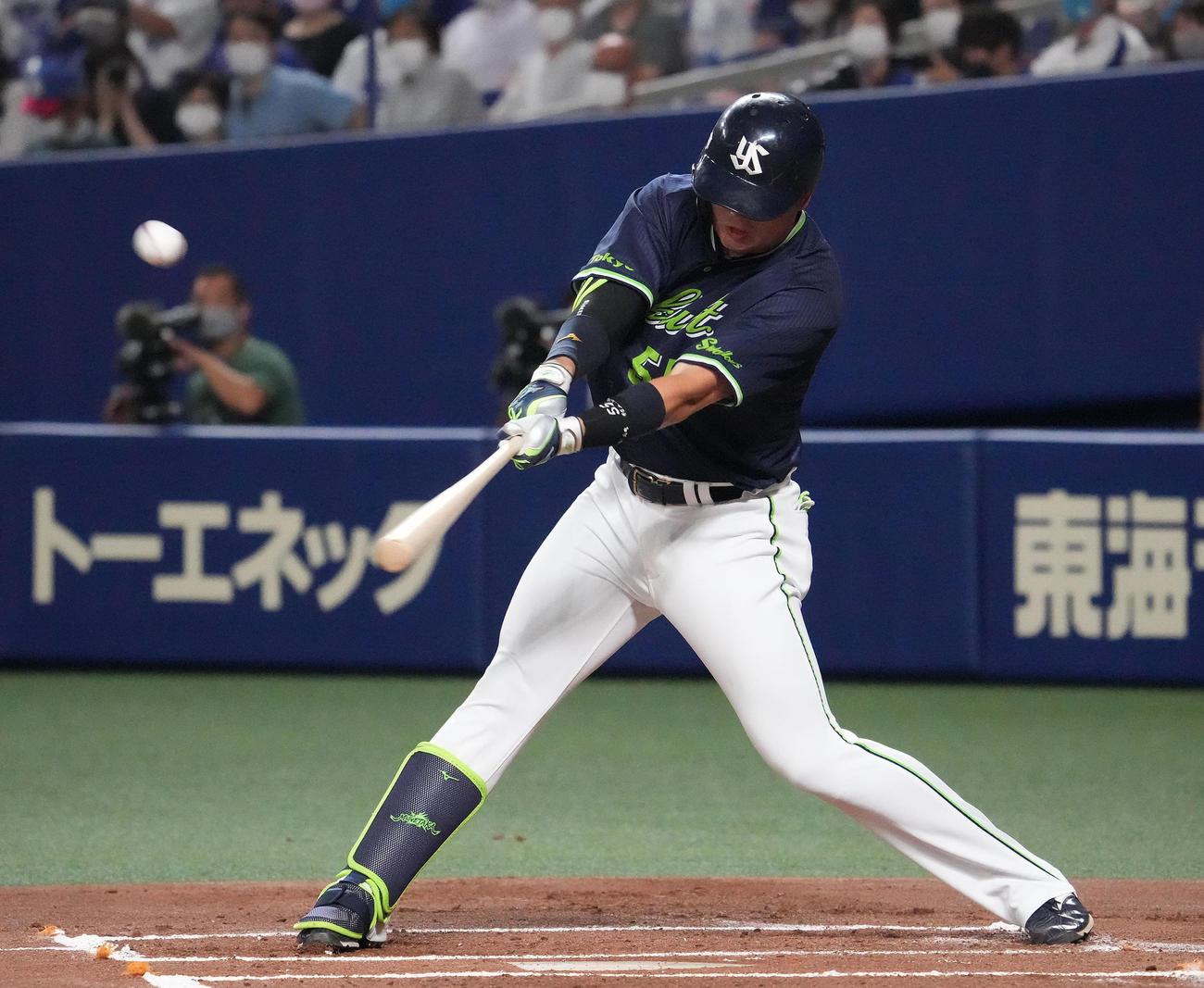 中日対ヤクルト　1回表ヤクルト1死一、二塁、左越え3点本塁打を放つ村上（撮影・森本幸一）