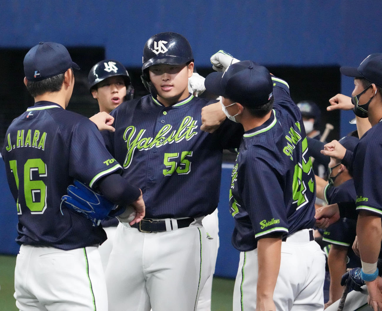 中日対ヤクルト　1回表ヤクルト1死一、二塁、左越え3点本塁打を放ちベンチ前でナインとタッチをかわす村上（撮影・森本幸一）