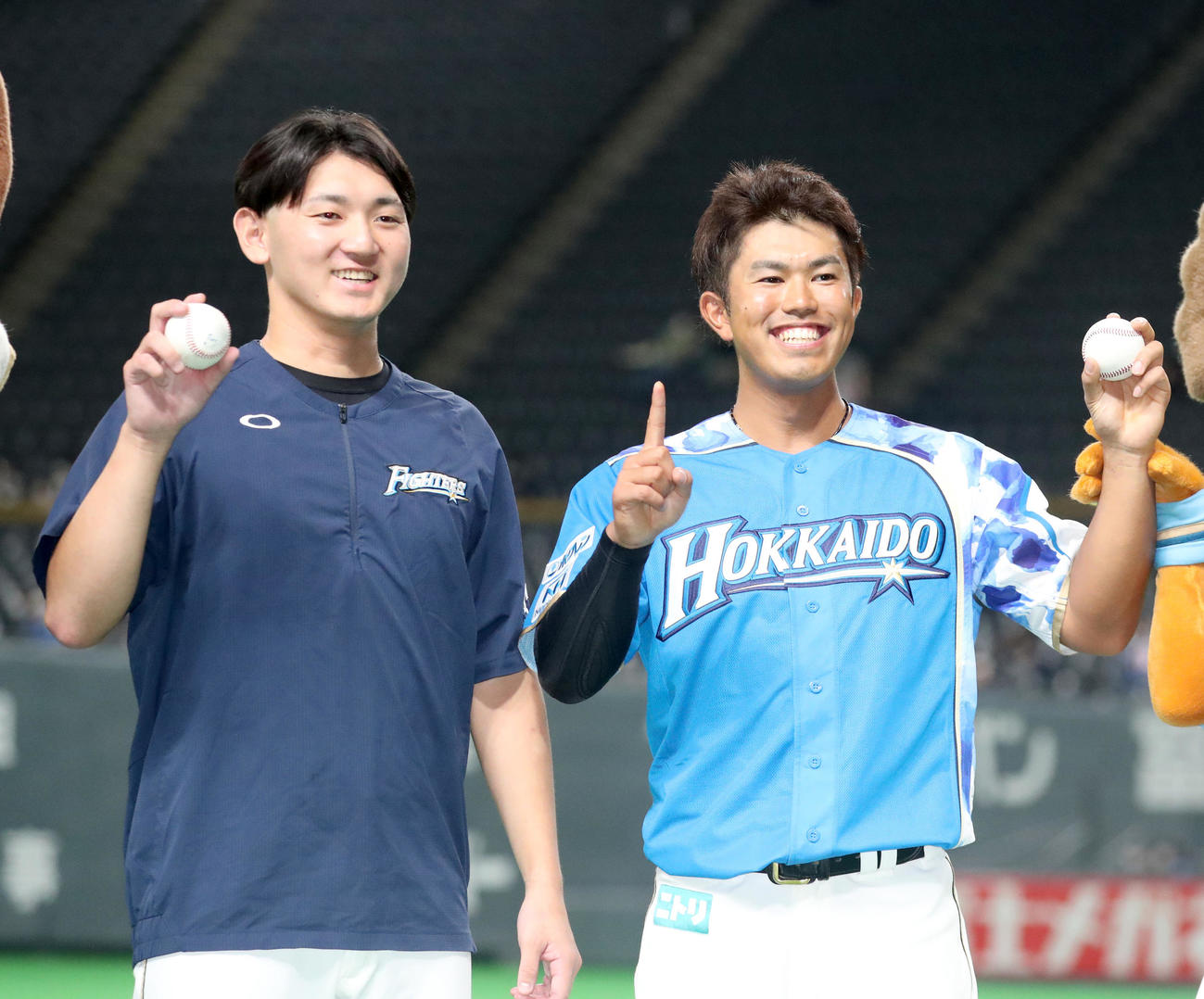 日本ハム対ソフトバンク　試合終了後、笑顔で記念撮影を行う日本ハム立野（左）と今川（撮影・佐藤翔太）