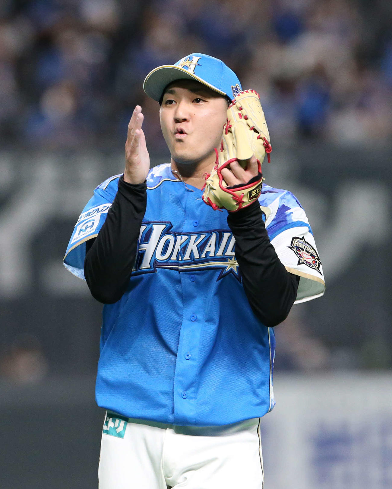 日本ハム対ソフトバンク　4回表ソフトバンク無死一塁、デスパイネを三併殺に仕留めグラブをたたく日本ハム立野（撮影・佐藤翔太）