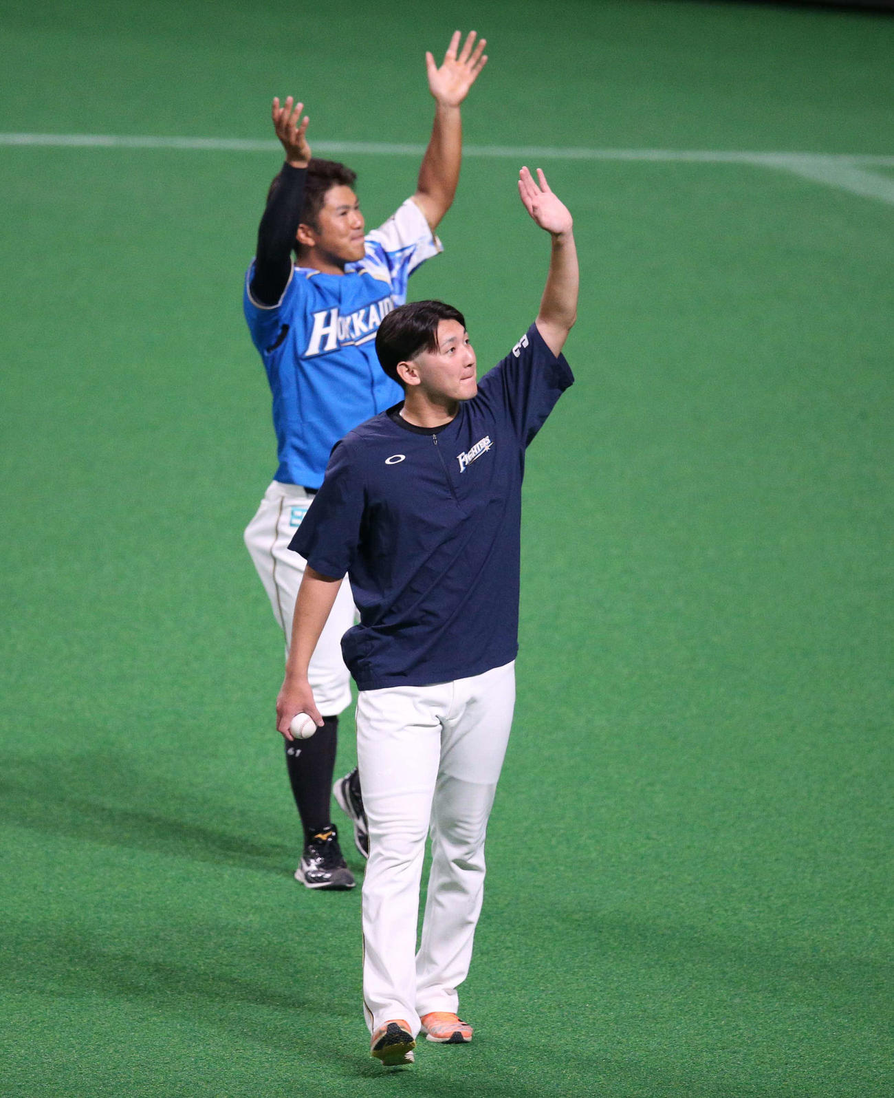 日本ハム対ソフトバンク　試合後、ファンに笑顔で手を振る立野（手前）と今川（撮影・黒川智章）