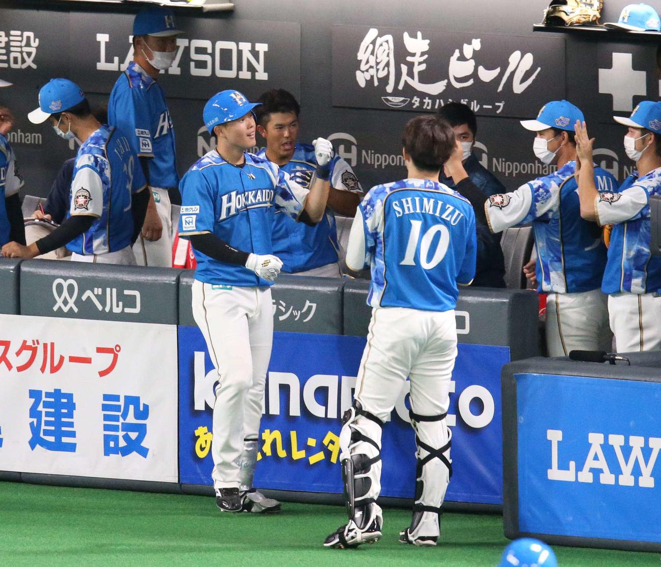 日本ハム対ソフトバンク　3回裏日本ハム1死、左越え本塁打を放ちナインに出迎えられる高浜（手前左）（撮影・黒川智章）