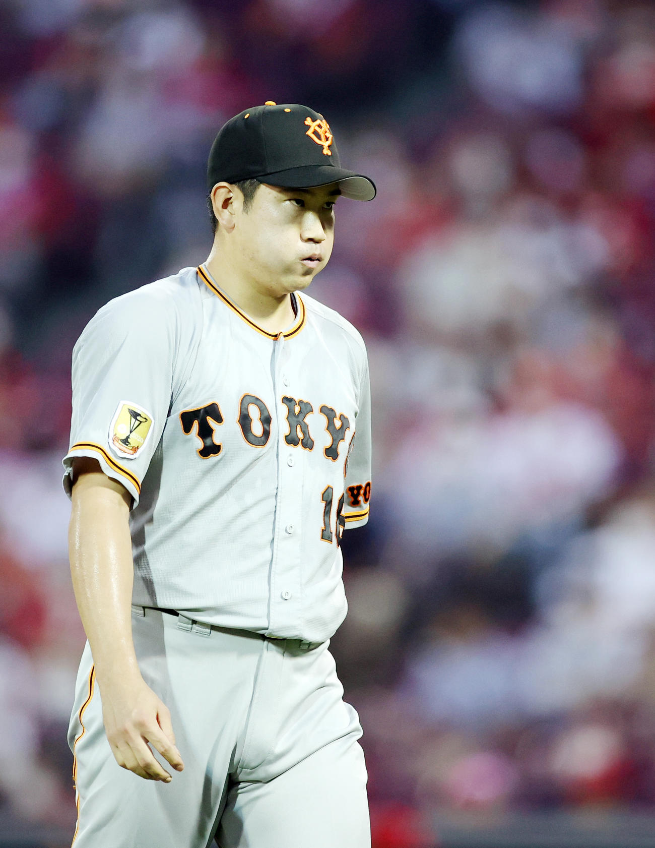 広島対巨人　1回裏を抑え、大きく息を吐く巨人先発の菅野（撮影・狩俣裕三）