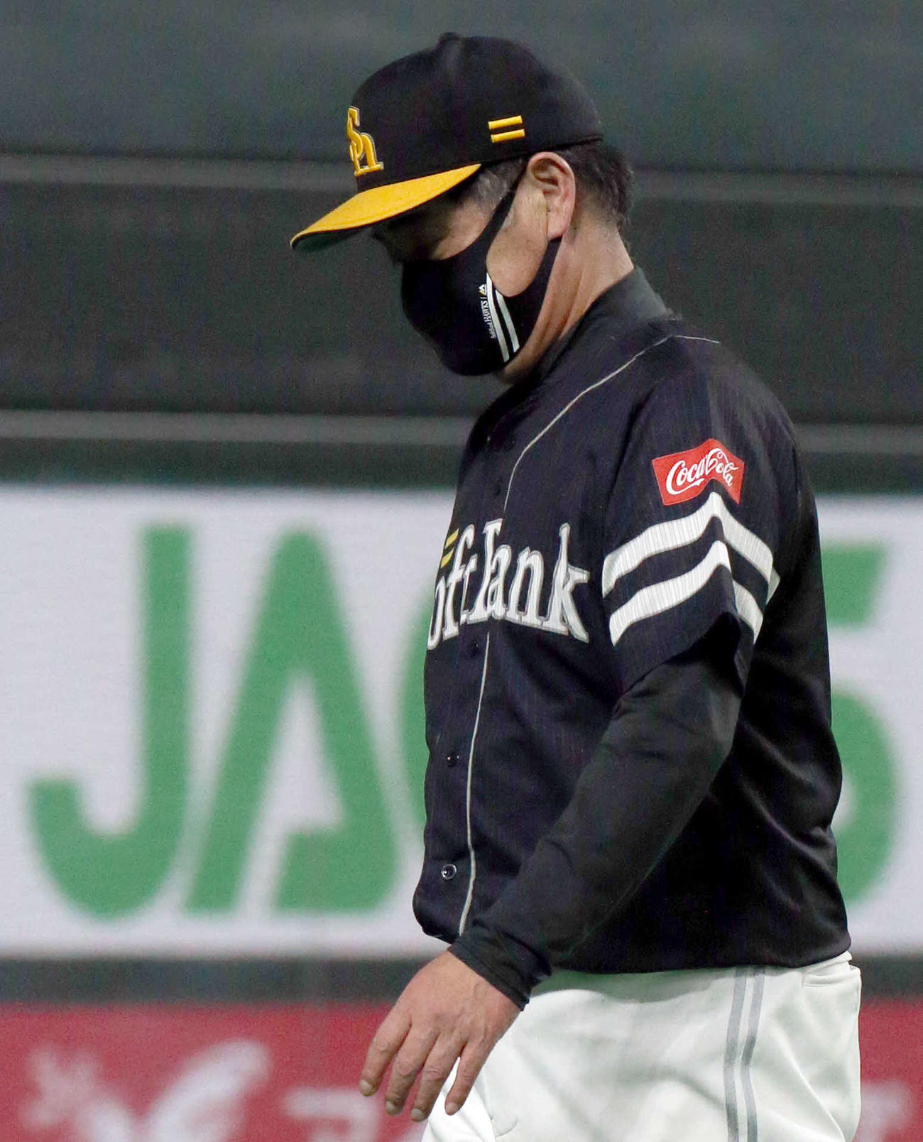 日本ハム対ソフトバンク　選手交代を告げベンチに戻るソフトバンク工藤監督（撮影・佐藤翔太）