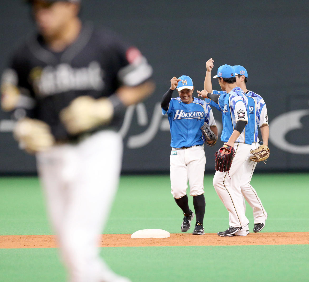 日本ハム対ソフトバンク　試合終了後、喜び合う左から日本ハム今川、木村、松本剛。左手前は引き揚げソフトバンク柳田（撮影・佐藤翔太）
