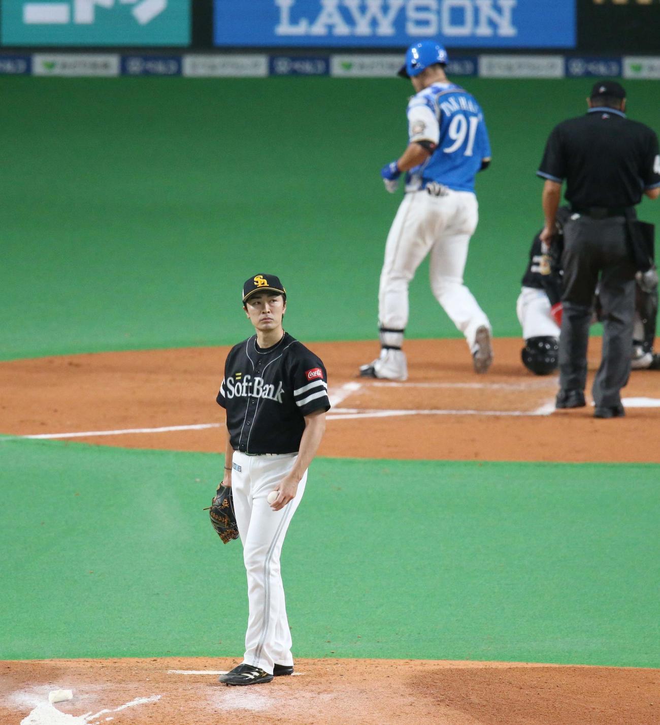 日本ハム対ソフトバンク　3回裏日本ハム1死、高浜に左越え本塁打を浴びる和田（撮影・黒川智章）
