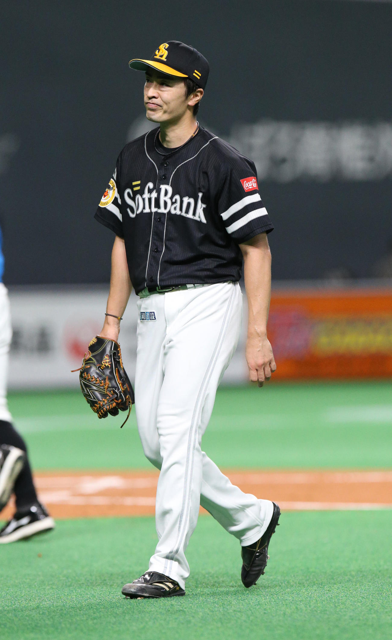 日本ハム対ソフトバンク　追加点を許し渋い表情でベンチに戻るソフトバンク和田（撮影・佐藤翔太）