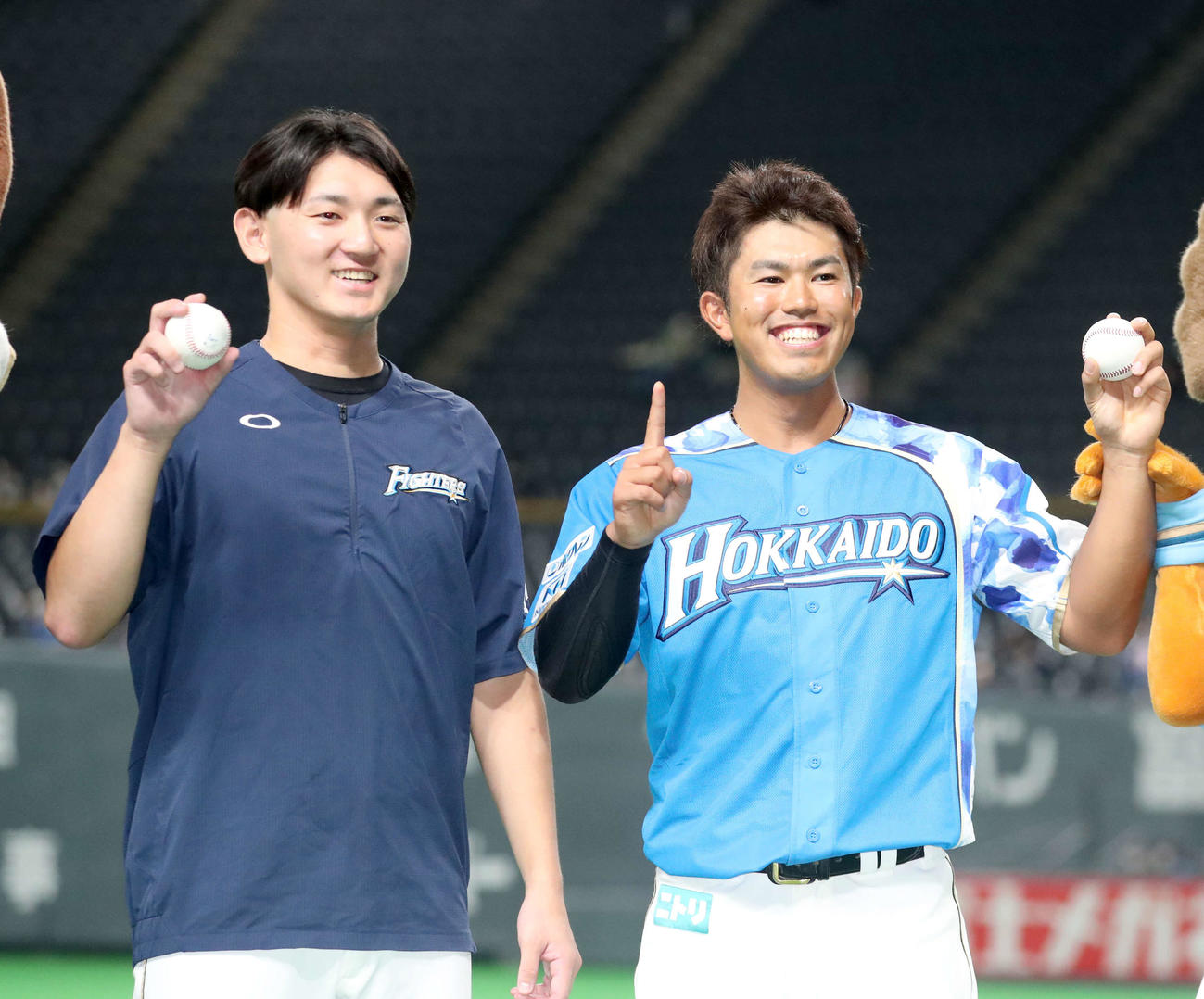 日本ハム対ソフトバンク　試合終了後、笑顔で記念撮影を行う日本ハム立野（左）と今川（撮影・佐藤翔太）