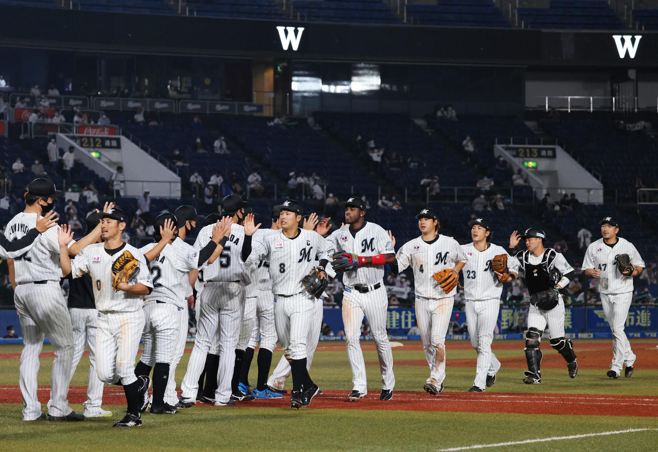 ロッテ対楽天　楽天に3連勝し、ハイタッチするロッテの選手たち（撮影・垰建太）